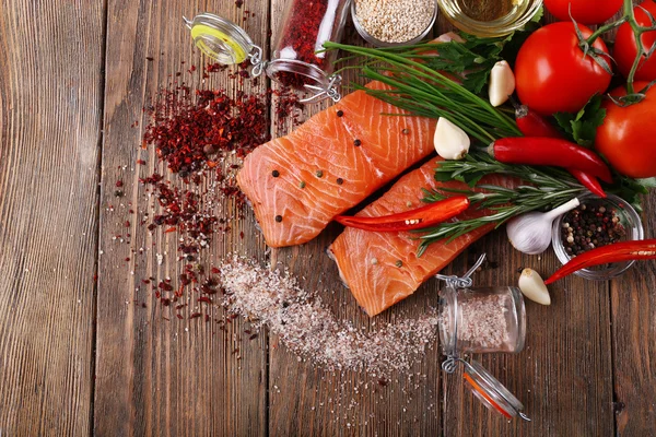 Frischer Lachs mit Gewürzen — Stockfoto