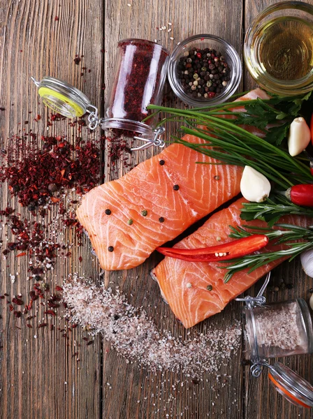 Frischer Lachs mit Gewürzen — Stockfoto