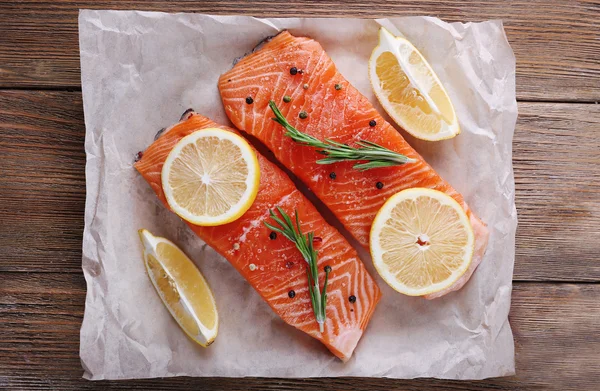 Salmón fresco con especias —  Fotos de Stock