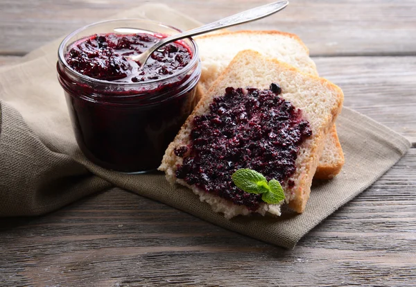 Lezzetli Siyah frenk üzümü reçeli