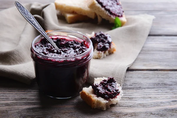 Lezzetli Siyah frenk üzümü reçeli