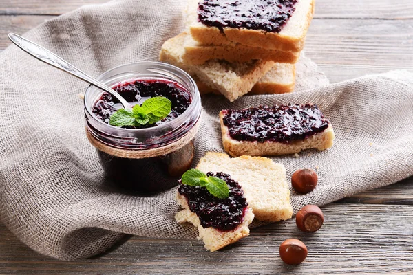 Вкусный джем из черной смородины — стоковое фото