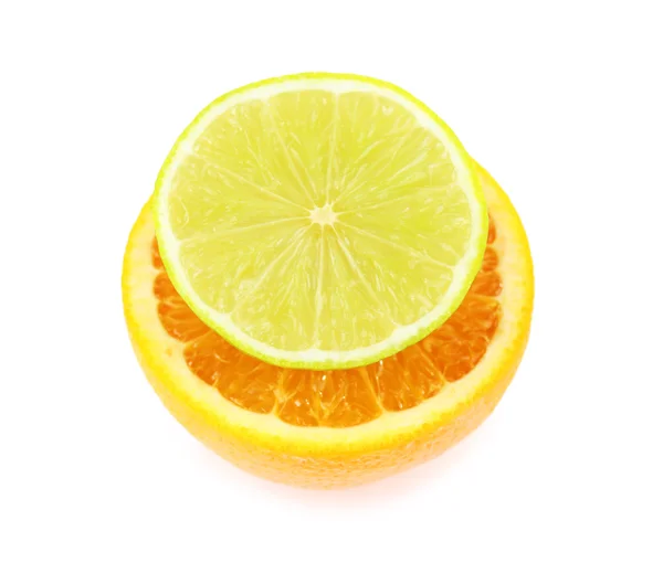 Lime fraîche coupée et orange isolée sur blanc — Photo