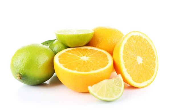 Frische saftige Limetten und Orangen isoliert auf weiß — Stockfoto