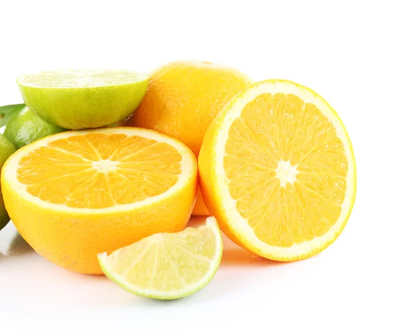 Frische saftige Limetten und Orangen isoliert auf weiß — Stockfoto