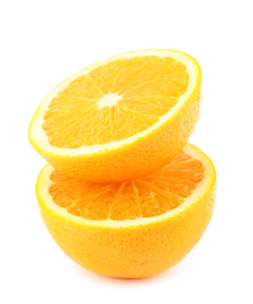 Reife geschnittene Orangen mit auf weiß isolierten Blättern — Stockfoto