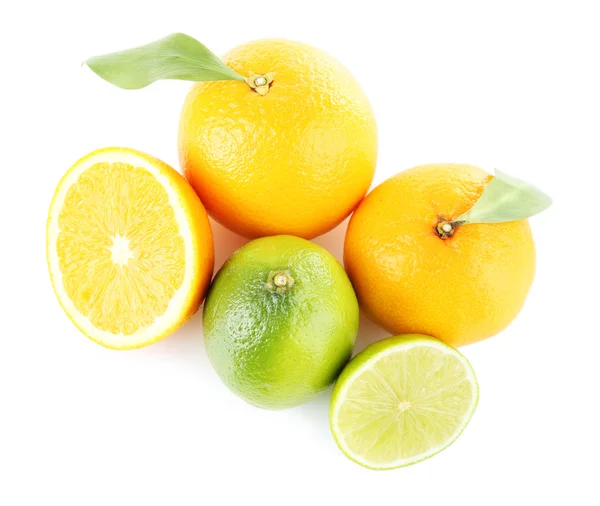 Calci freschi succosi e arance isolate su bianco — Foto Stock