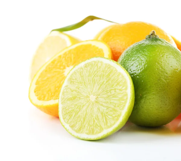 Verse, sappige limoenen en sinaasappels geïsoleerd op wit — Stockfoto
