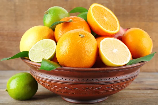 Ripe citrus with green leaves — Stock Photo, Image