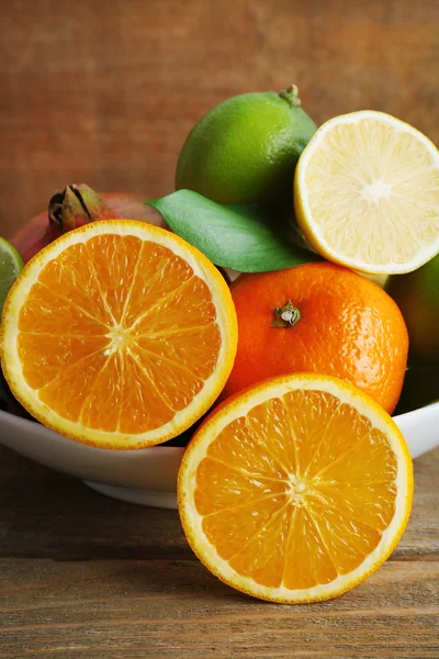 成熟的柑橘，绿色的叶子 — 图库照片