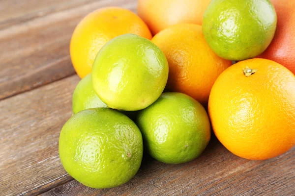 Mycket mogen citrus på trä bakgrund — Stockfoto