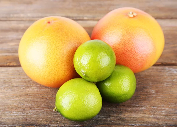 木製の背景に熟した柑橘類 — ストック写真