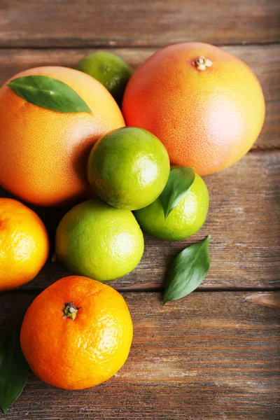 Mogen citrus med gröna blad — Stockfoto