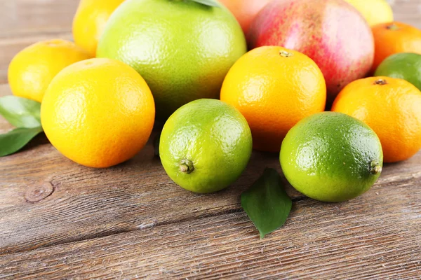 Mogen citrus med gröna blad — Stockfoto