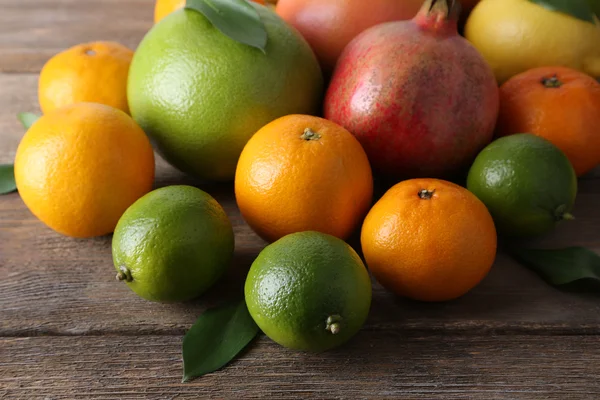 Rijp citrus met groene bladeren — Stockfoto