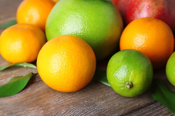 Zralé citrusy se zelenými listy — Stock fotografie