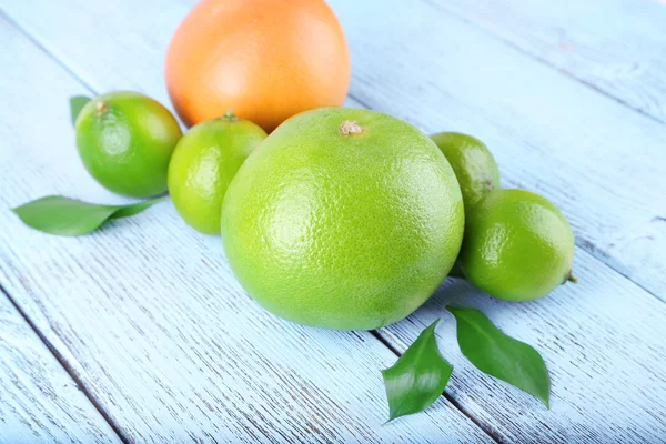 Mogen grapefrukt och lime på trä bakgrund — Stockfoto