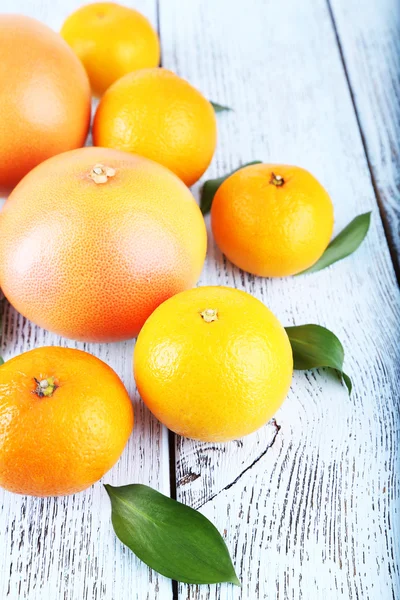 Zralé citrusy se zelenými listy — Stock fotografie