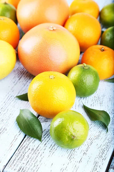 Mogen citrus med gröna blad — Stockfoto