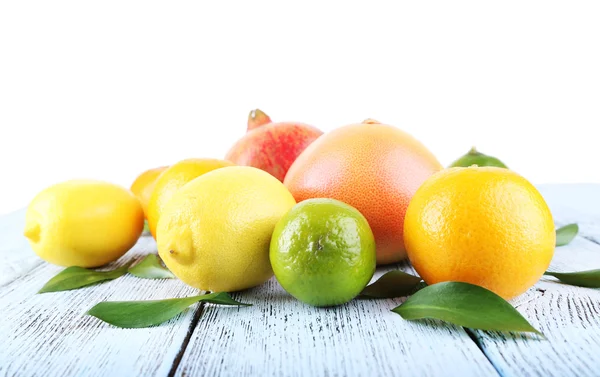 Mogen citrus med gröna blad — Stockfoto