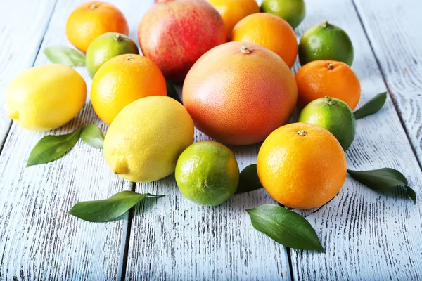 Mogen citrus med gröna blad — Stockfoto