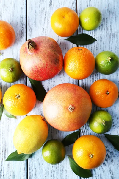 Rijp citrus met groene bladeren — Stockfoto