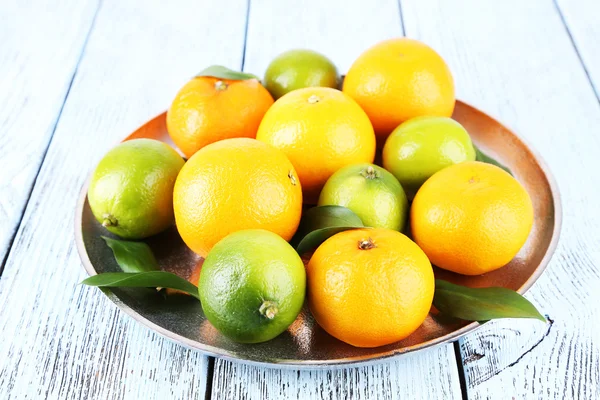 Rijp citrus met groene bladeren — Stockfoto