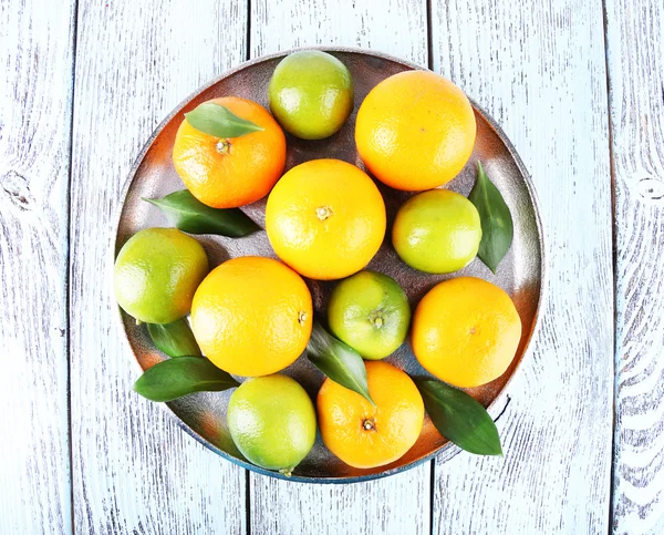 Reife Zitrusfrüchte mit grünen Blättern — Stockfoto