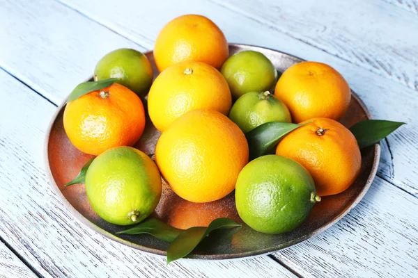 Reife Zitrusfrüchte mit grünen Blättern — Stockfoto