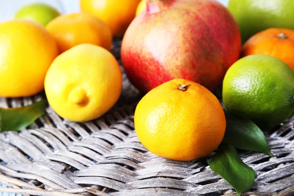 Rijp citrus op plaat — Stockfoto