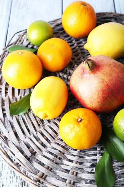 Mogen citrus på tallrik — Stockfoto