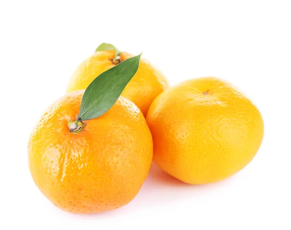 Tangerines με φύλλα που απομονώνονται σε λευκό — Φωτογραφία Αρχείου