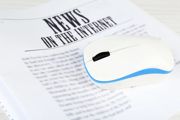 On-line nieuws concept. Computermuis en krant op houten tafel achtergrond — Stockfoto