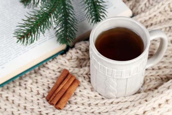 Tasse Tee mit Buch — Stockfoto