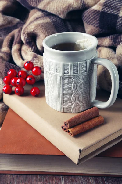 一杯茶和书 — 图库照片