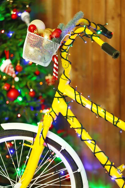 Bicicleta cerca del árbol de Navidad — Foto de Stock