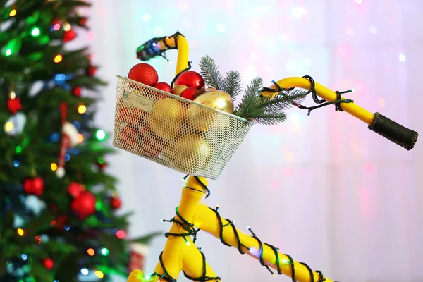 Bicicleta perto da árvore de Natal — Fotografia de Stock