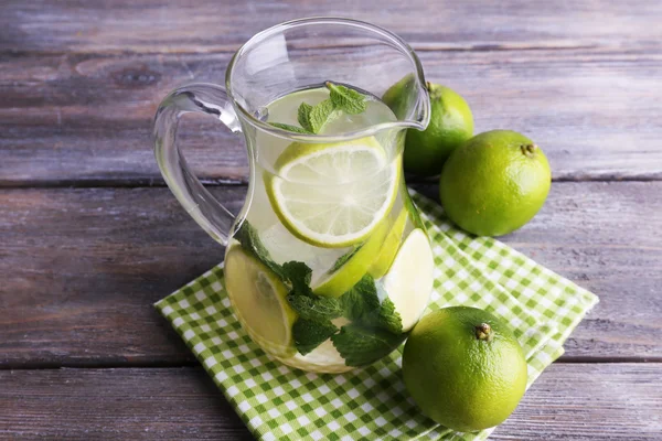 Saft i kannan på trä bakgrund — Stockfoto