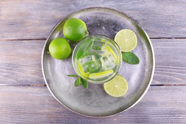 Limonada em vidro na bandeja — Fotografia de Stock