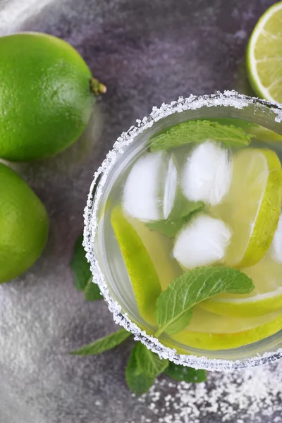 Limonade im Glas auf Tablett — Stockfoto