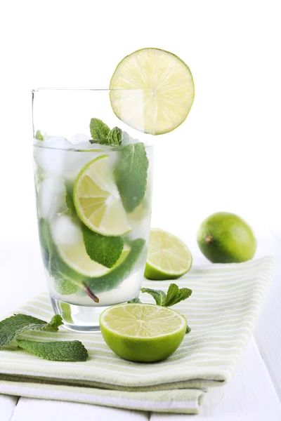 Limonade in glas op servet — Stockfoto