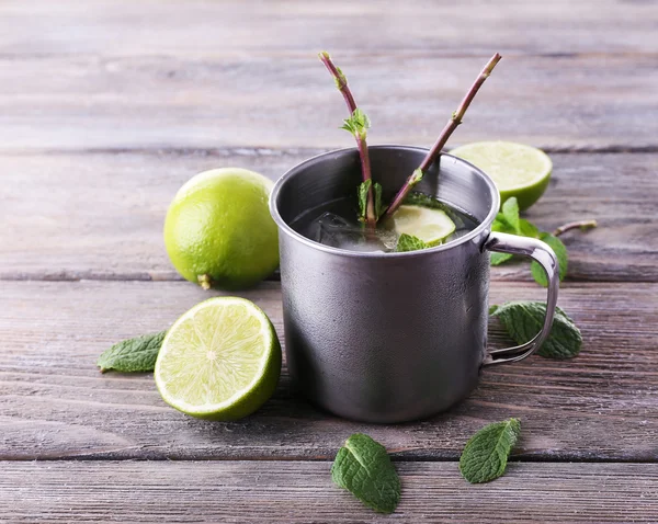 Limonada em copo de metal — Fotografia de Stock