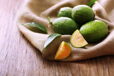 Feijoa tablo yakın çekim üzerinde