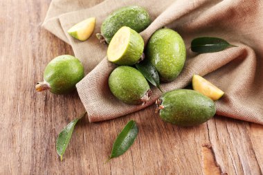 Feijoa tablo yakın çekim üzerinde