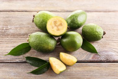 Feijoa tablo yakın çekim üzerinde
