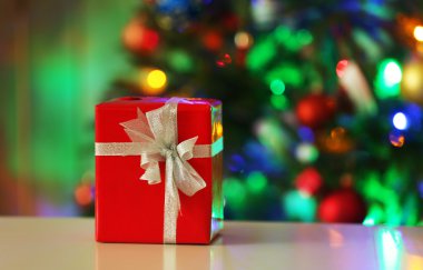 hediye kutusu ve Noel ağacı