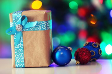 hediye kutusu ve Noel ağacı