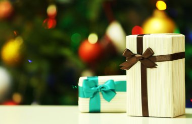 Hediye kutuları Noel ağacı üzerinde