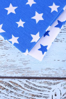 Ahşap masa üzerinde mavi peçeteler