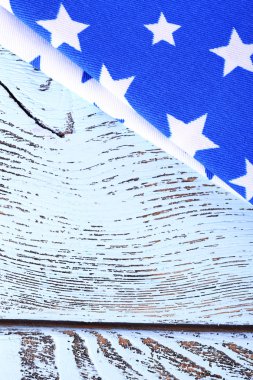 Ahşap masa üzerinde mavi peçeteler